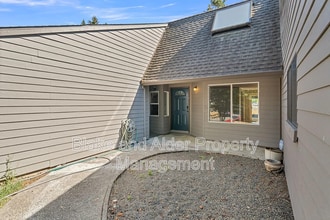 2402 SE 9th Ct in Gresham, OR - Building Photo - Building Photo