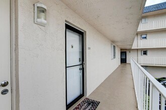 3575 S Ocean Blvd, Unit 2050 in Palm Beach, FL - Building Photo - Building Photo