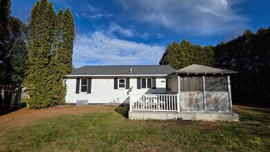 13 E Brookfield Rd in North Brookfield, MA - Building Photo - Building Photo