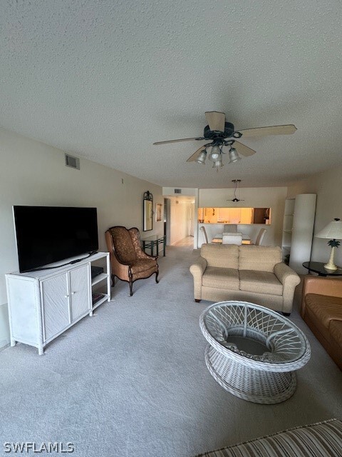 7065 Dennis Cir in Naples, FL - Building Photo