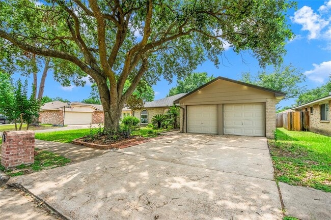 16323 Maplemont Dr in Houston, TX - Building Photo - Building Photo