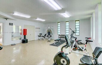 5031 W Oakland Park Blvd in Lauderdale Lakes, FL - Foto de edificio - Building Photo