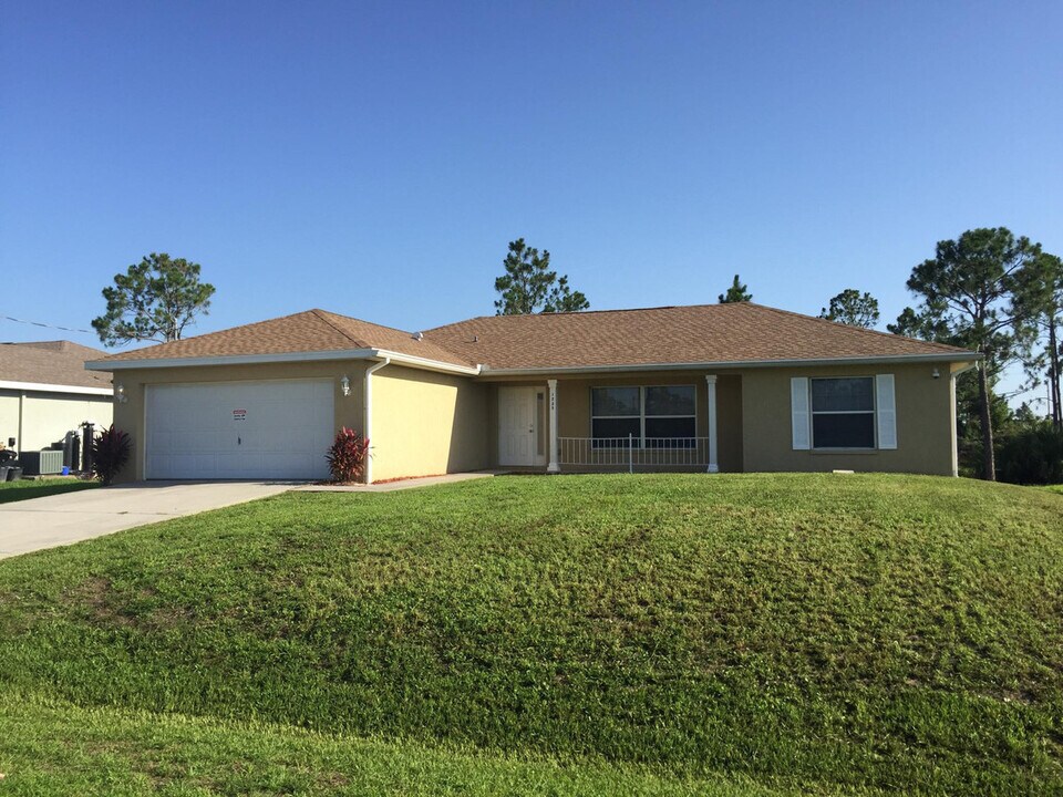 1233 Damen St E in Lehigh Acres, FL - Foto de edificio