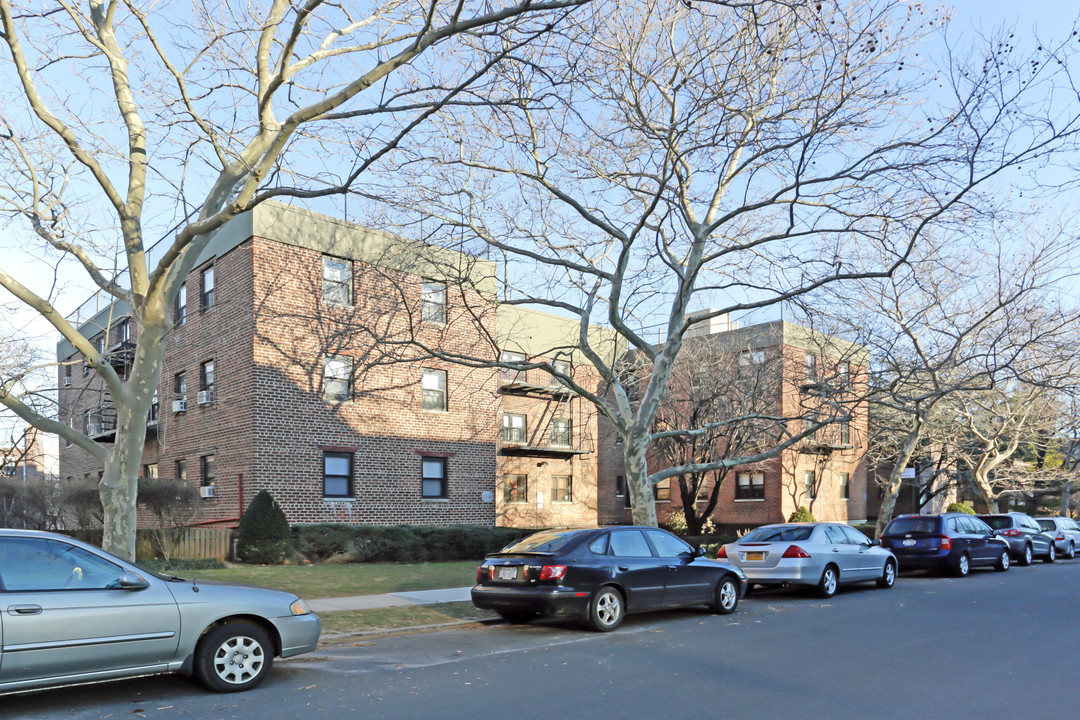 2032 24th St in Long Island City, NY - Building Photo