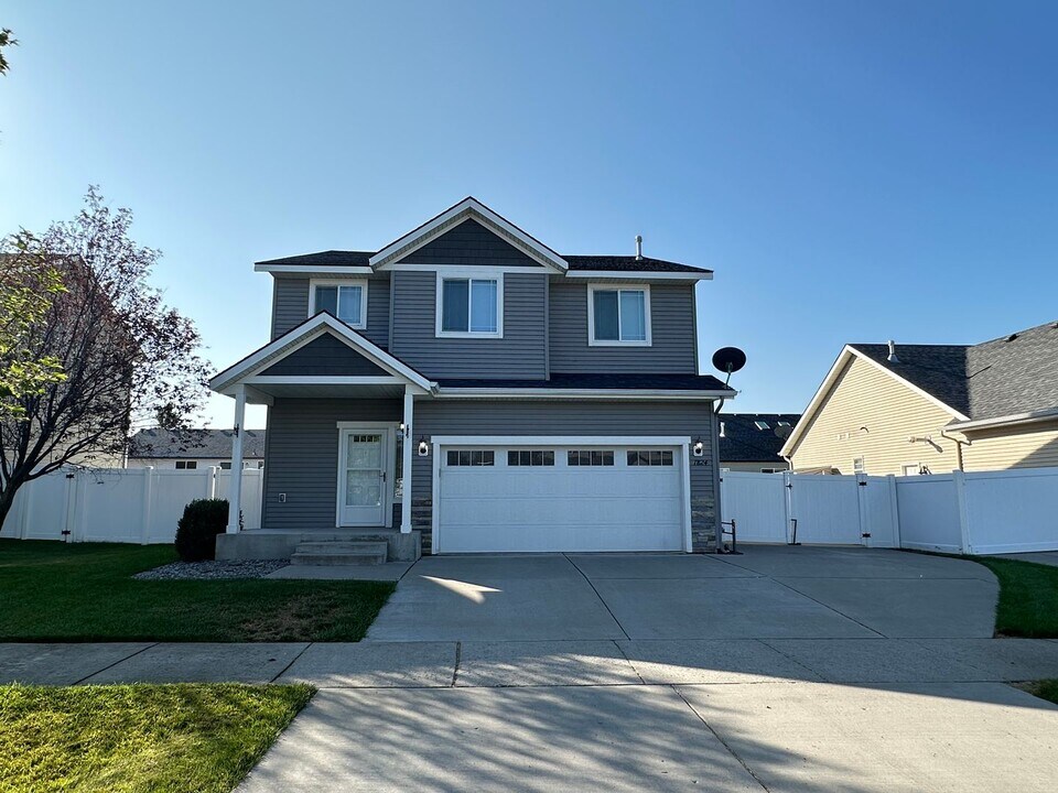 1824 E Warbler Ln in Post Falls, ID - Building Photo