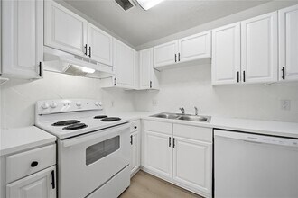 13690 Orange Sunset Dr in Tampa, FL - Building Photo - Building Photo