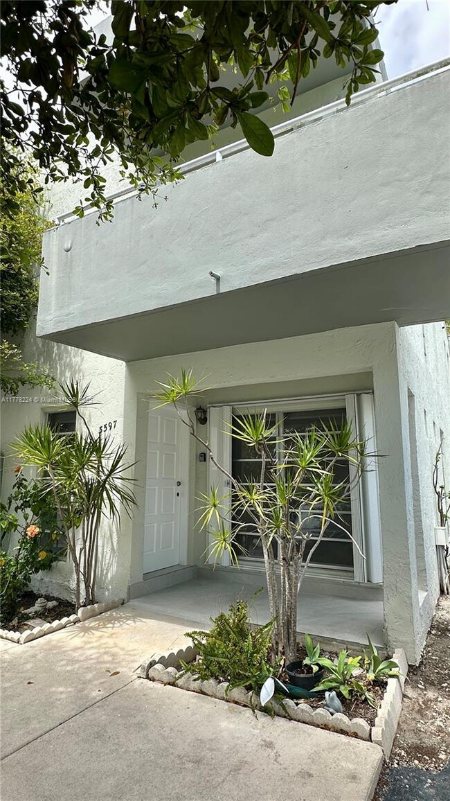 3597 SW 17th St in Miami, FL - Building Photo - Building Photo