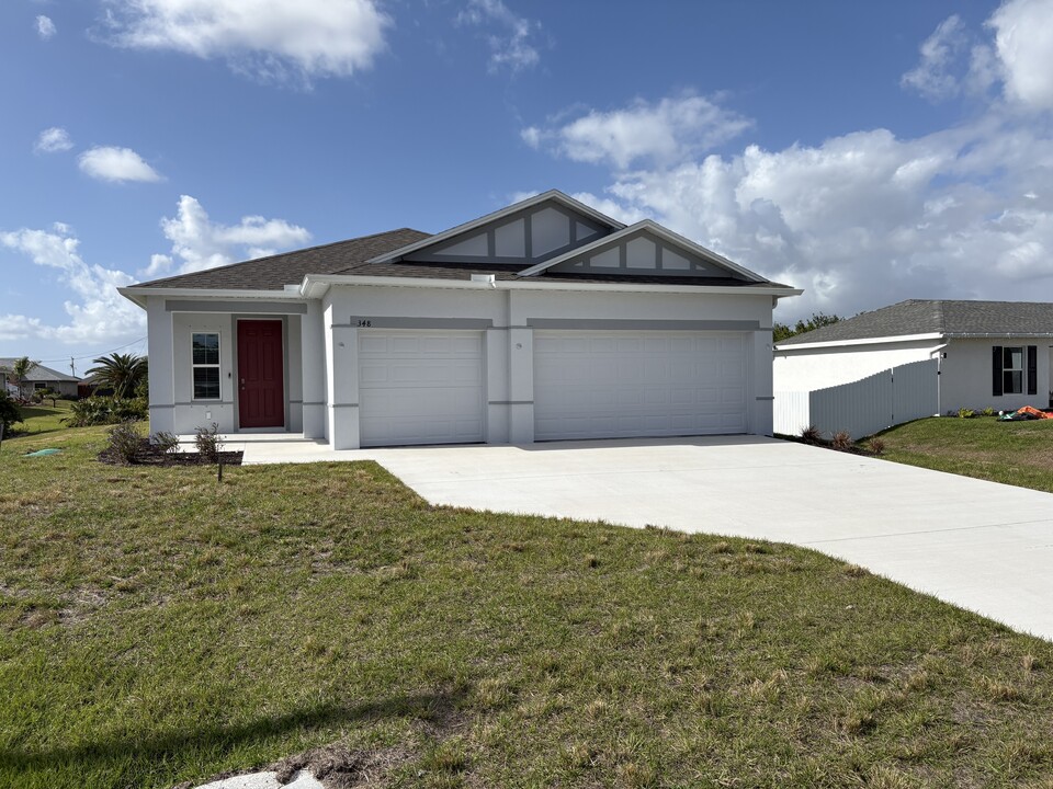 348 Pinehurst Ave in Lehigh Acres, FL - Building Photo