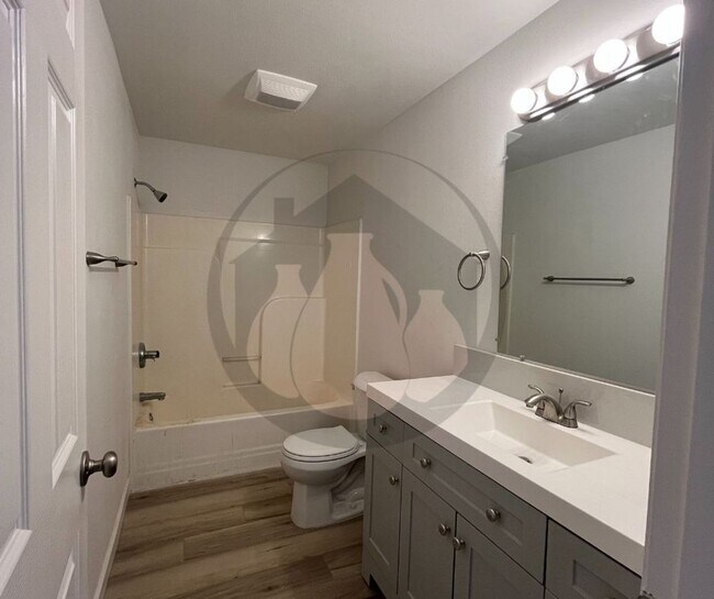 310 N Bridge St-Unit -310 in Sheridan, OR - Foto de edificio - Building Photo