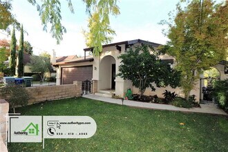 875 Lakeview Dr in Redding, CA - Foto de edificio - Building Photo