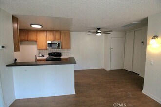23515 Lyons Ave, Unit 201 in Santa Clarita, CA - Foto de edificio - Building Photo