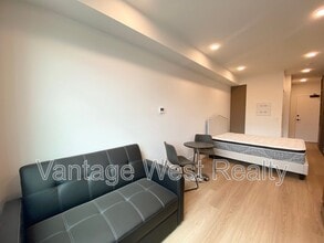 720-720 K. L. O. Rd in Kelowna, BC - Foto de edificio - Building Photo