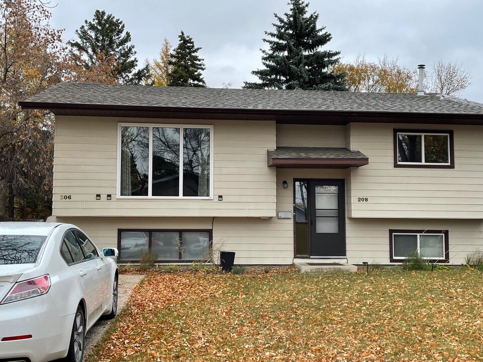 206 Coppermine Crescent in Saskatoon, SK - Building Photo