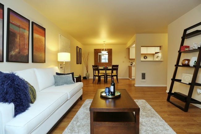 Ballinger Commons Apartments in Shoreline, WA - Building Photo - Interior Photo