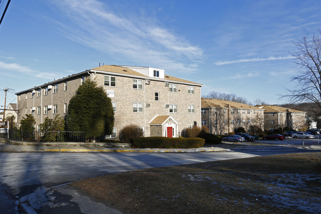 Camelot Apartments in Clinton, MA - Building Photo