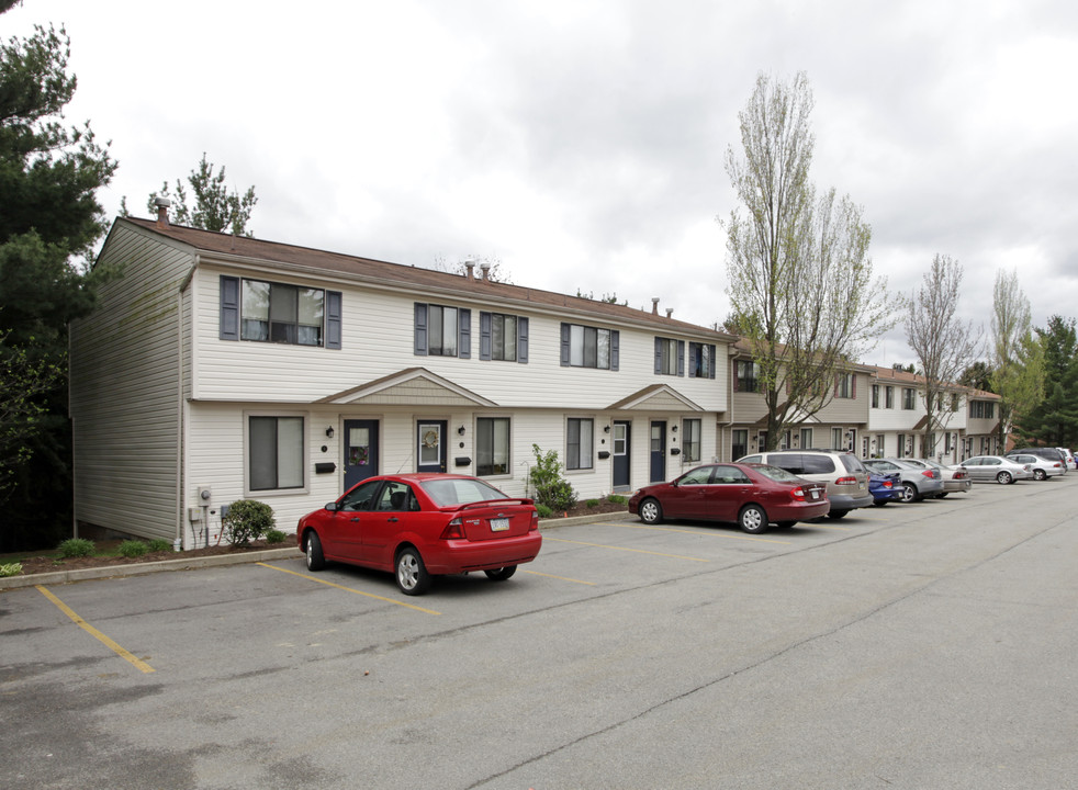 Laural Oaks Court in Pittsburgh, PA - Building Photo