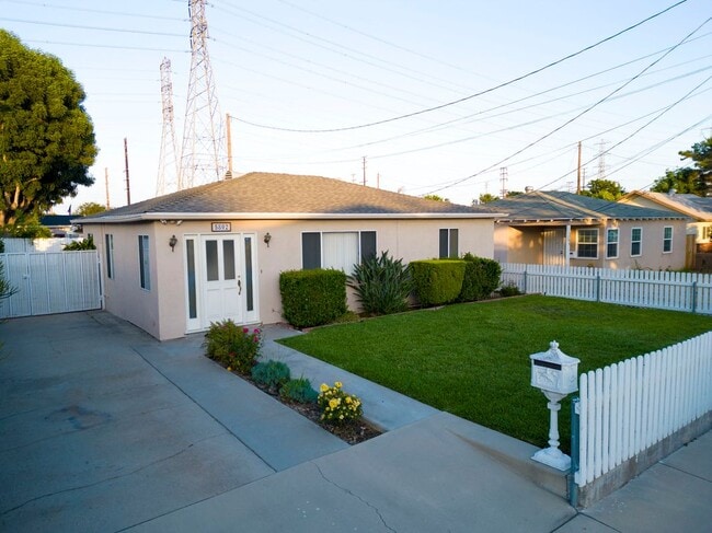 property at 5802 N Vista St
