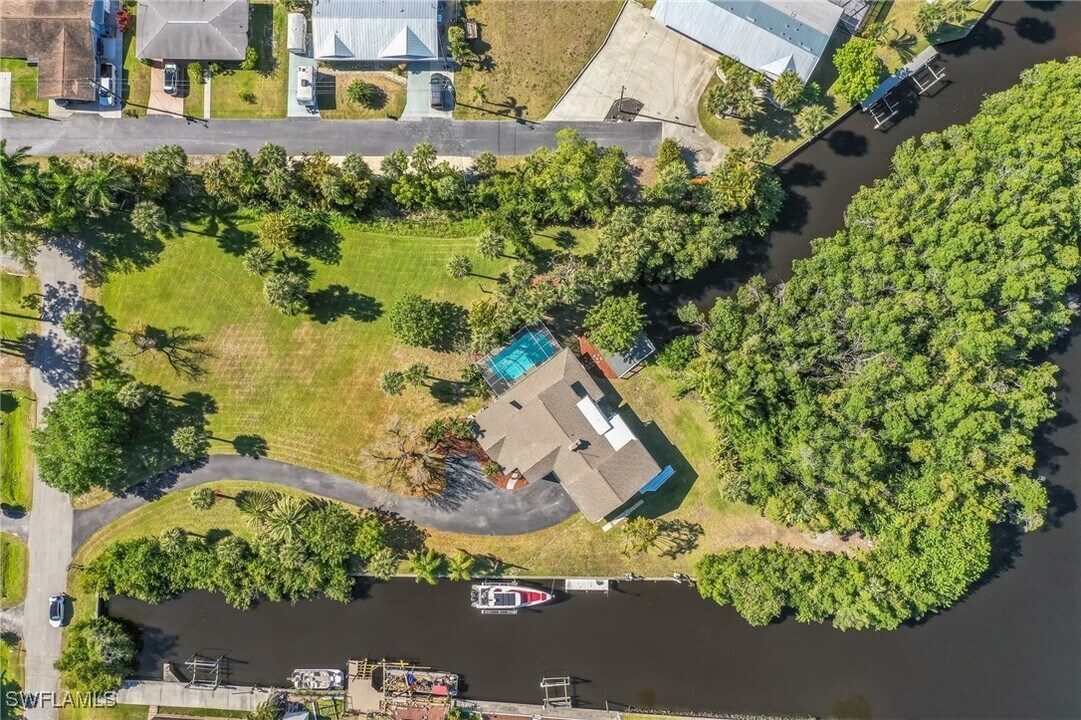 1182 Betmar Blvd in North Fort Myers, FL - Foto de edificio