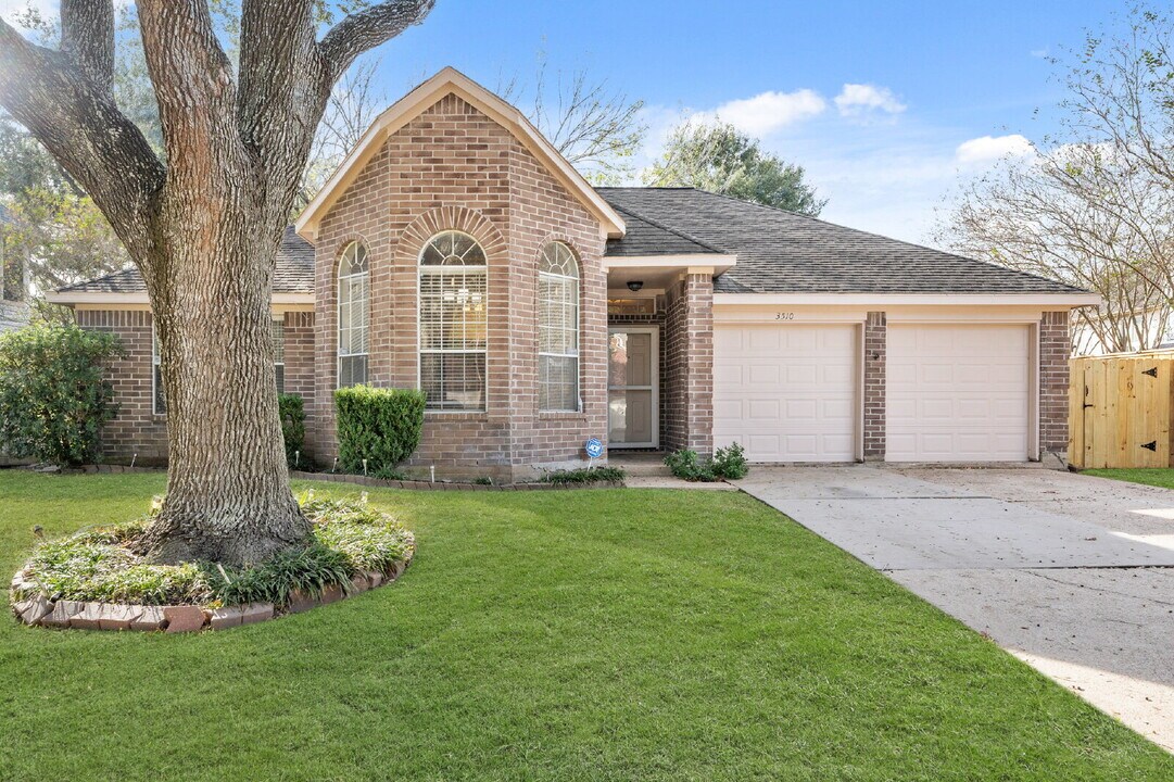 3510 Southdown Dr in Pearland, TX - Foto de edificio