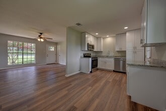 806 W Jefferson St in Brenham, TX - Foto de edificio - Building Photo