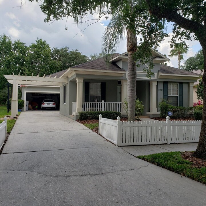 19205 Sea Mist Ln in Lutz, FL - Building Photo