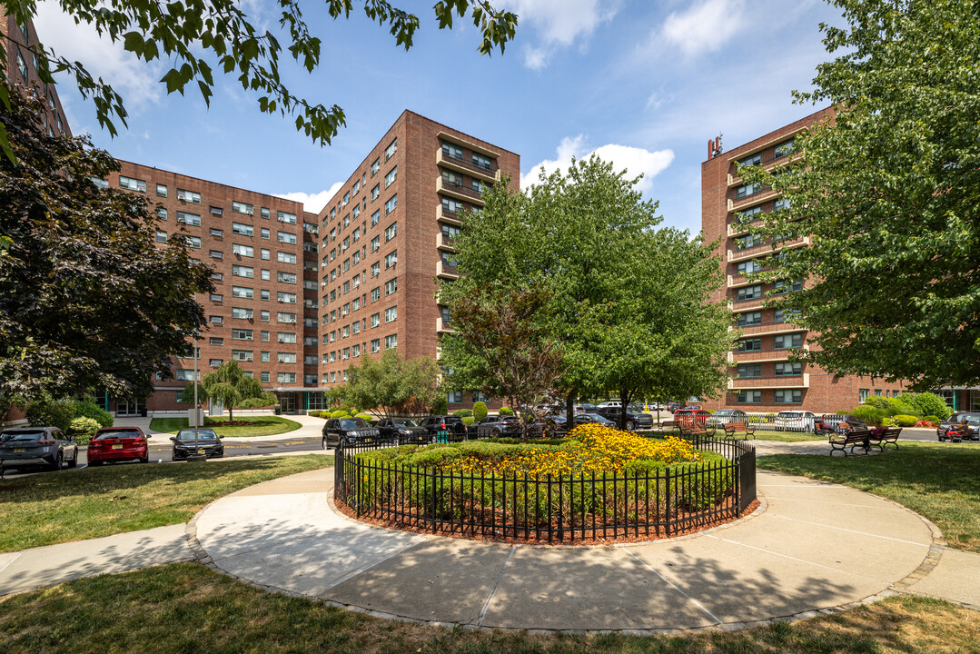 Maple Gardens in Irvington, NJ - Foto de edificio