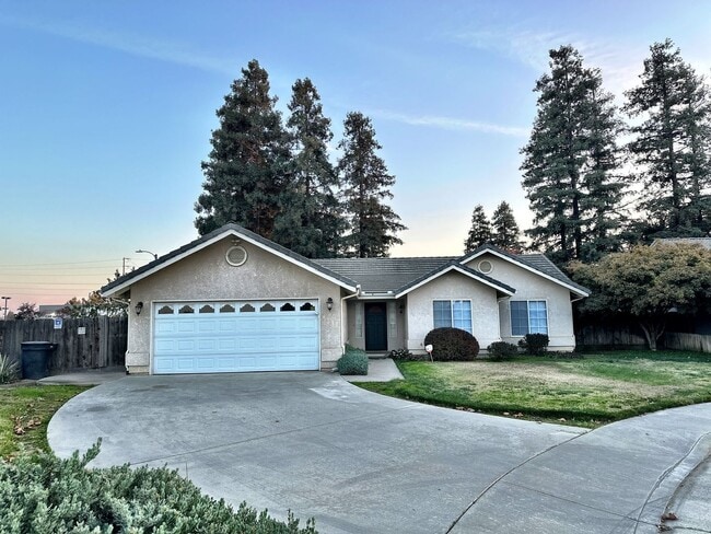 3707 W Hemlock Ct in Visalia, CA - Building Photo - Building Photo