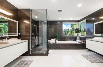 10242 NW 75th Terrace in Doral, FL - Building Photo - Building Photo