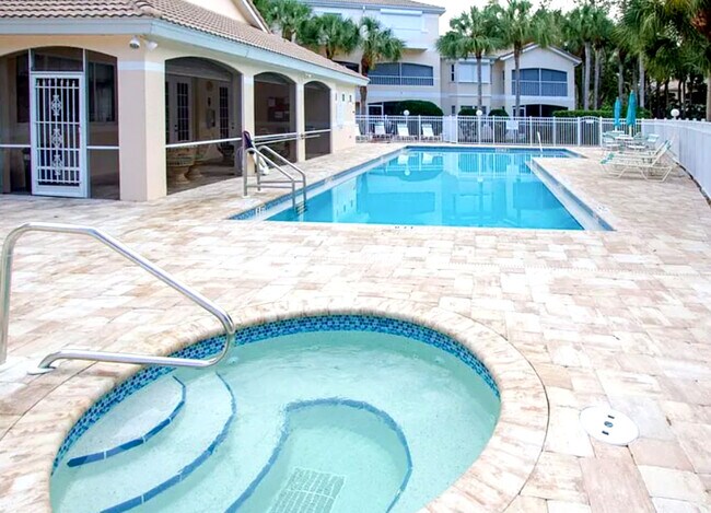 1018 Woodshire Ln, Unit A202 in Naples, FL - Foto de edificio - Building Photo