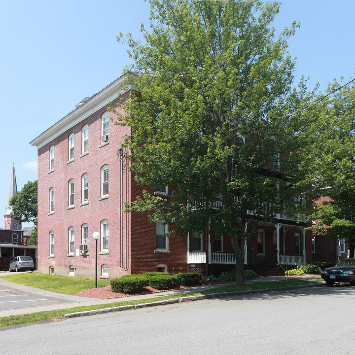 18 4th St in Turners Falls, MA - Foto de edificio