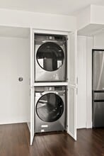 16550 Vanowen St in Los Angeles, CA - Building Photo - Building Photo