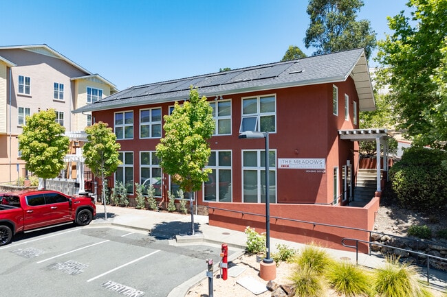 The Meadows at Fountaingrove in Santa Rosa, CA - Foto de edificio - Building Photo