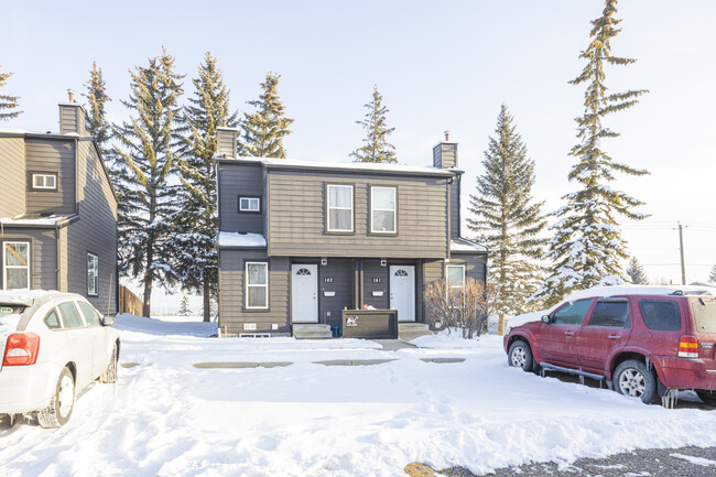 17 Beacham Rd NW in Calgary, AB - Building Photo - Building Photo