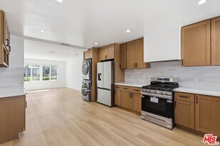 11671 Chandler Blvd in Los Angeles, CA - Building Photo