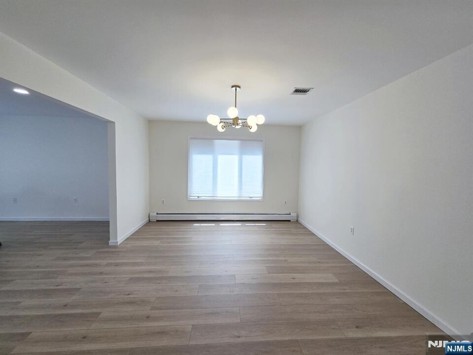 523 2nd St in Palisades Park, NJ - Building Photo