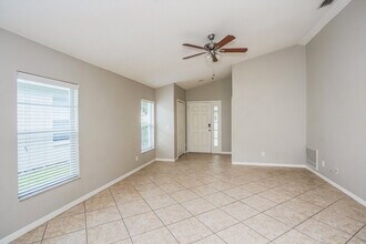 7554 Oxford Garden Cir in Apollo Beach, FL - Building Photo - Building Photo