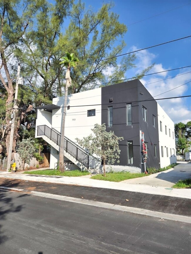 753 NW 30th St in Miami, FL - Building Photo - Building Photo
