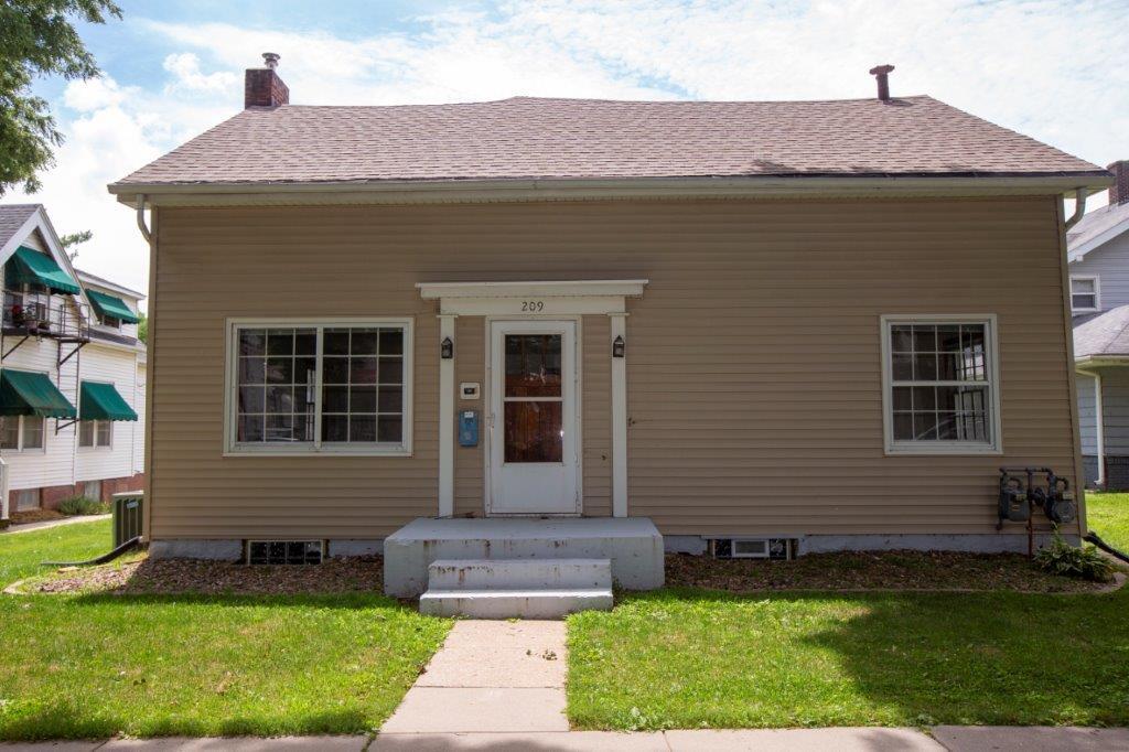 207 Fairchild St in Iowa City, IA - Building Photo