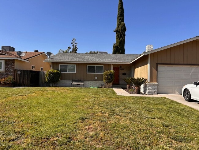 1610 W La Vida Ave in Visalia, CA - Building Photo - Building Photo