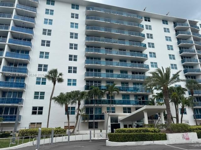 7501 E Treasure Dr, Unit 2L in North Bay Village, FL - Building Photo - Building Photo