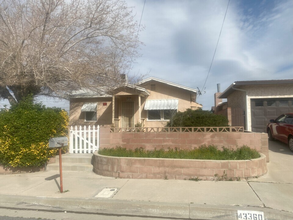 43360 7th St E in Lancaster, CA - Building Photo