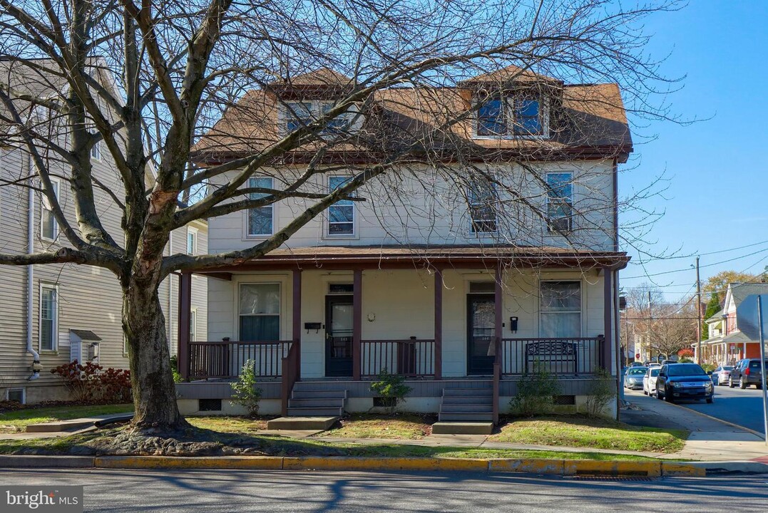 200 S Broad St in Lititz, PA - Building Photo