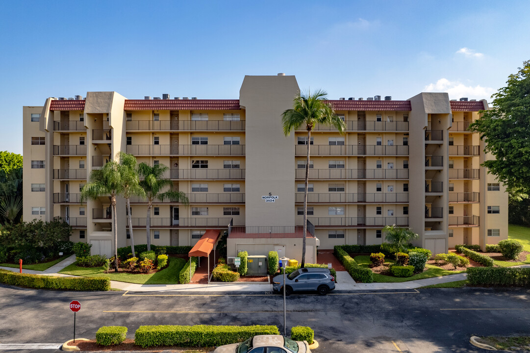 Poinciana Place in Lake Worth, FL - Foto de edificio