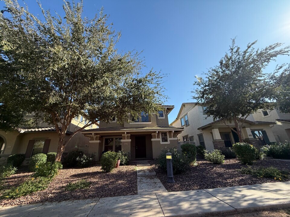 942 S Deerfield Ln in Gilbert, AZ - Building Photo