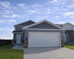 3220 31st St S in Moorhead, MN - Building Photo