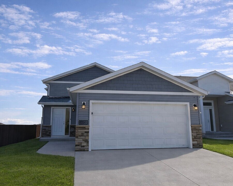 3220 31st St S in Moorhead, MN - Building Photo