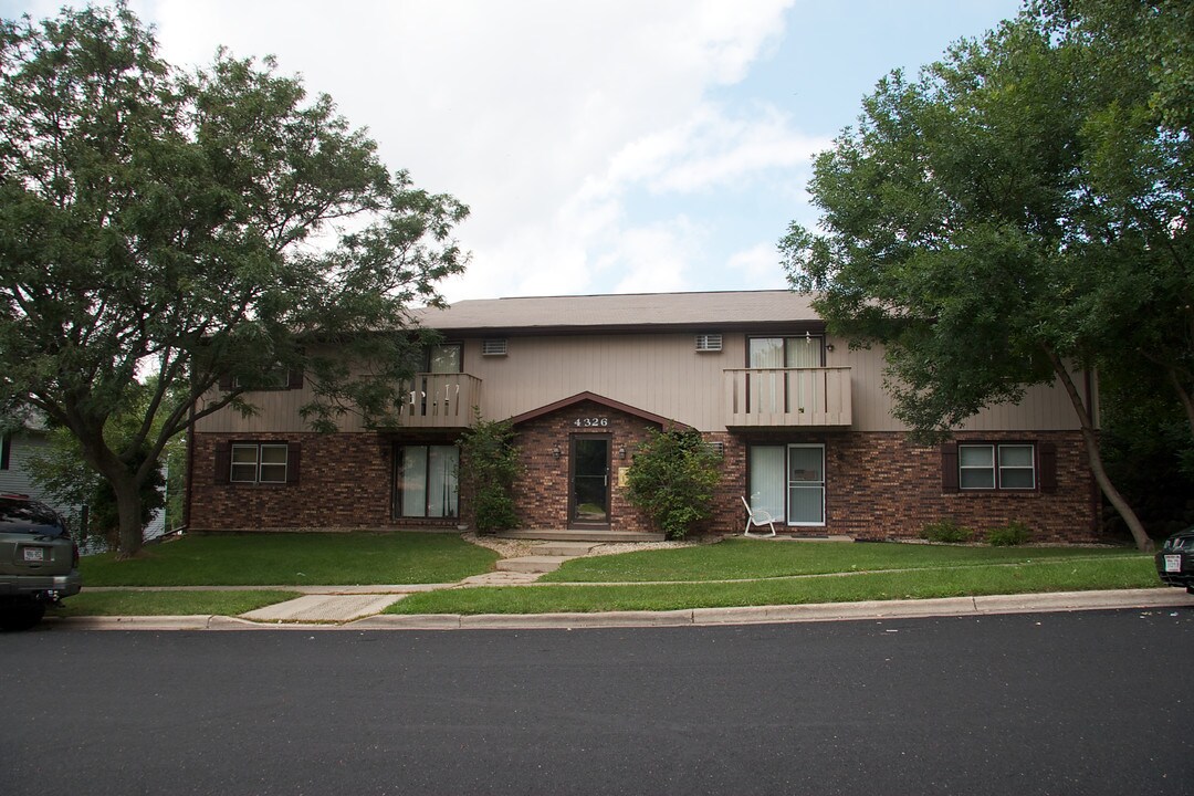 4326 Nakoosa Trl in Madison, WI - Foto de edificio