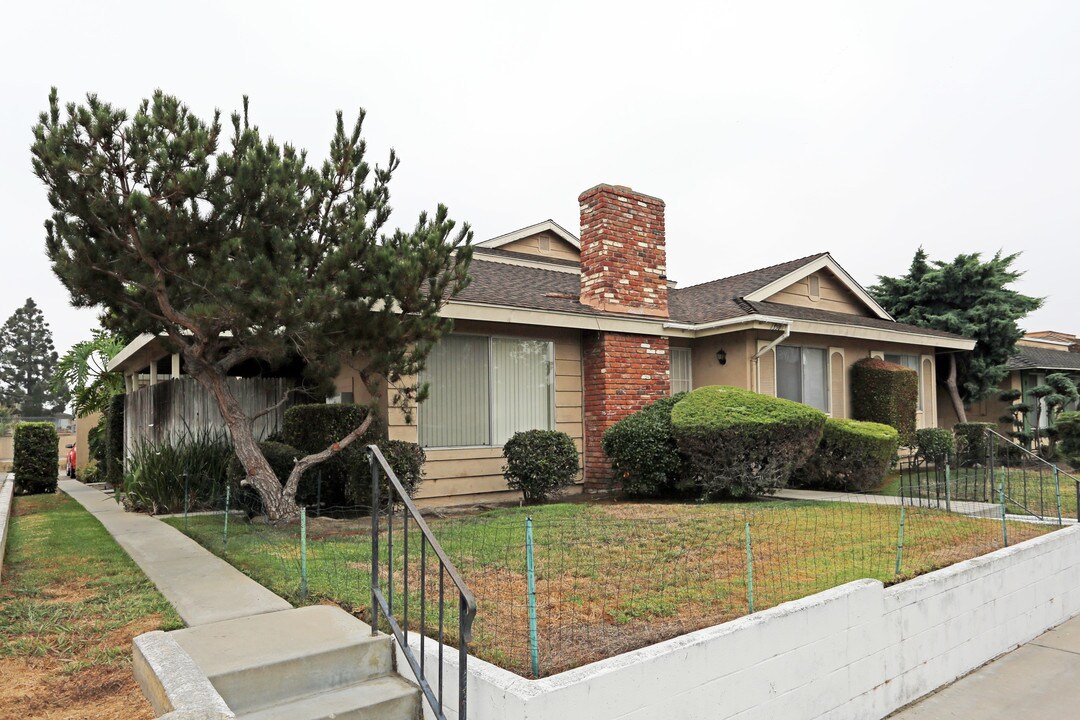 7330 Corsican Dr in Huntington Beach, CA - Building Photo