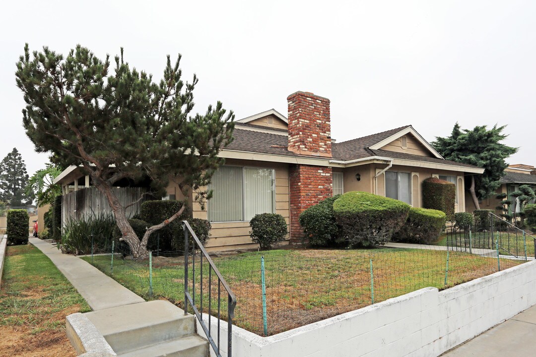 7330 Corsican Dr in Huntington Beach, CA - Foto de edificio