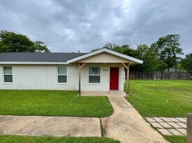 208 Hosack St in Arlington, TX - Building Photo